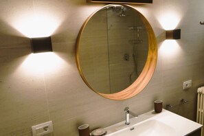 Shower, hair dryer, bidet, towels - Luxury Privacy in the Heart of Tuscany (Pienza)