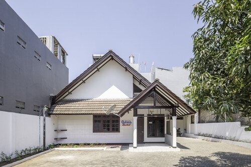 Super OYO 1568 Stasiun Ka Cirebon Guest House