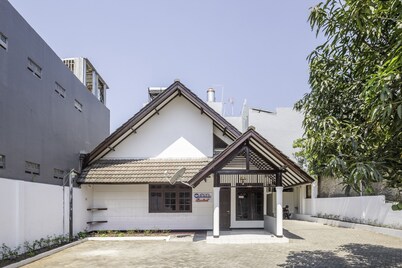 Super OYO 1568 Stasiun Ka Cirebon Guest House