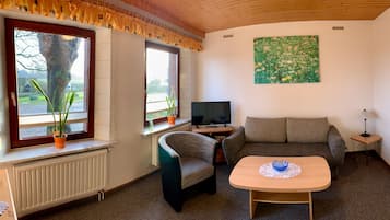 Apartment | Living area | 80-cm flat-screen TV with satellite channels, TV