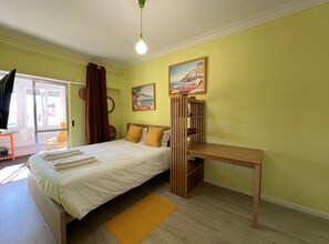 2 quartos, ferros/tábuas de passar roupa, berço de viagem