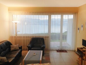 Apartment, 1 Schlafzimmer, Terrasse, Bergblick | Wohnzimmer | 32-Zoll-Flachbildfernseher mit Kabelempfang, Fernseher, DVD-Player