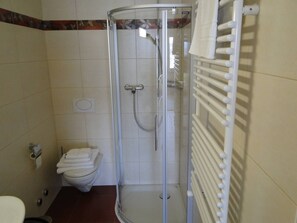 Appartement, 1 chambre, terrasse, vue montagne | Salle de bain | Douche, sèche-cheveux, bidet, serviettes fournies