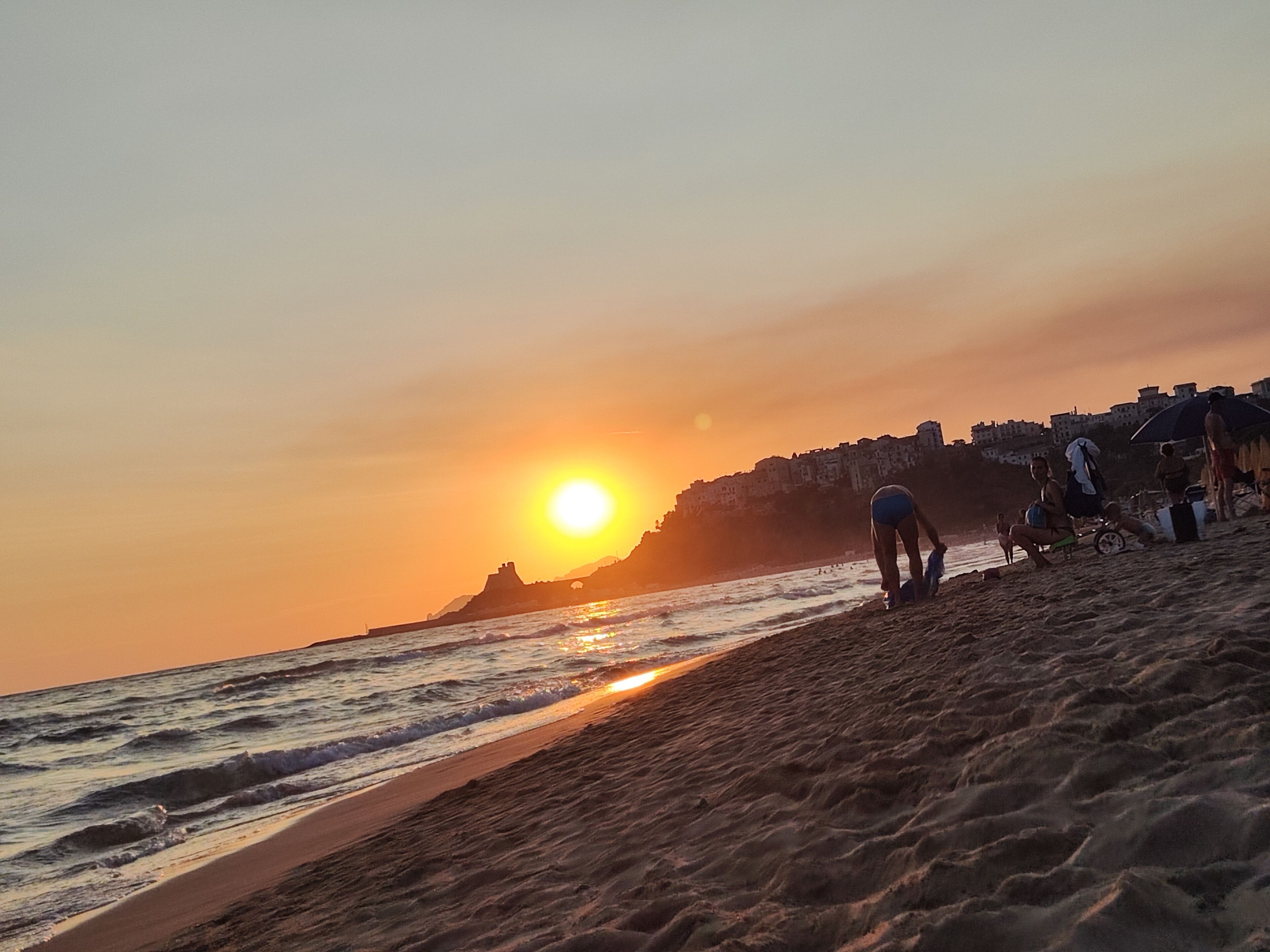 Plage à proximité, chaises longues, serviettes de plage