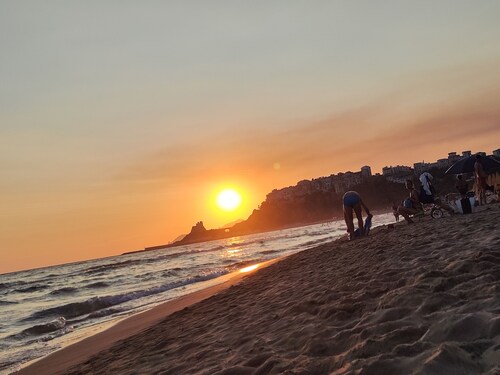Großer Platz im Freien in der Nähe des Meeres