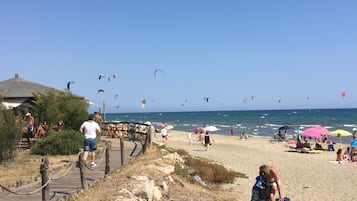 Vlak bij het strand, ligstoelen aan het strand, strandlakens