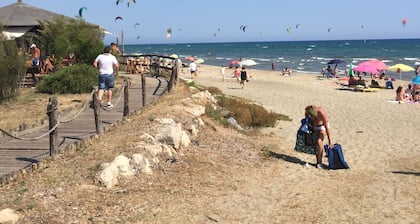 Gran espacio al aire libre cerca del mar