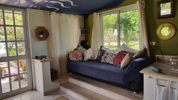 TV connectée, lecteur de DVD, table de tennis de table, livres