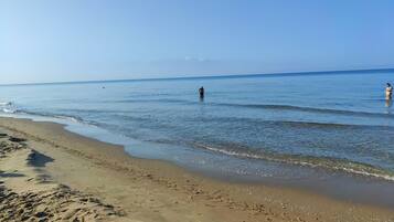 Perto da praia, espreguiçadeiras, toalhas de praia
