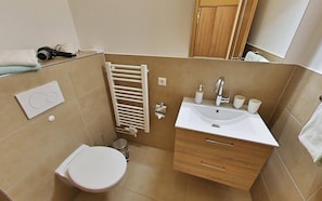 Habitación doble | Baño | Regadera y toallas