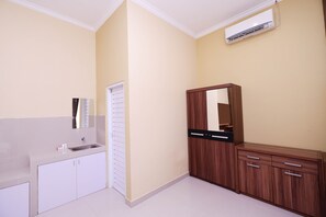 Deluxe Twin Room | Free WiFi, bed sheets - Super OYO 1506  Shabrina 2 Syariah (Surakarta)