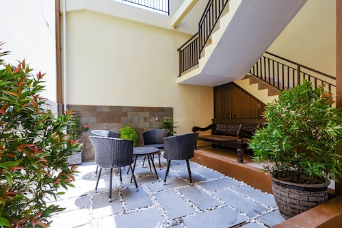 Super OYO 1506  Shabrina 2 Syariah