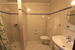 Apartment | Bathroom | Shower, towels - Ferienhof Alte Mühle - Wohnung 3 (Fehmarn)