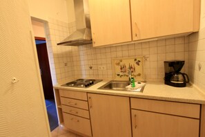 Apartment | Eigene Küche | Kühlschrank, Herdplatte, Kochgeschirr/Geschirr/Besteck