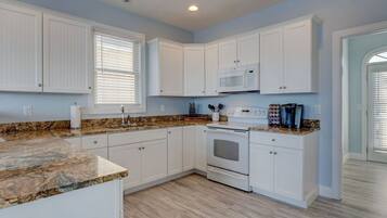 KylskÄp, mikrovÄgsugn, ugn och spishÀll