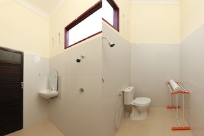 Deluxe Studio | Bathroom | Shower, bidet, towels