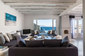 Een televisie, een open haard en een stereo