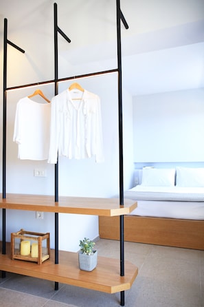 Minibar, caja de seguridad en la habitación y decoración personalizada 