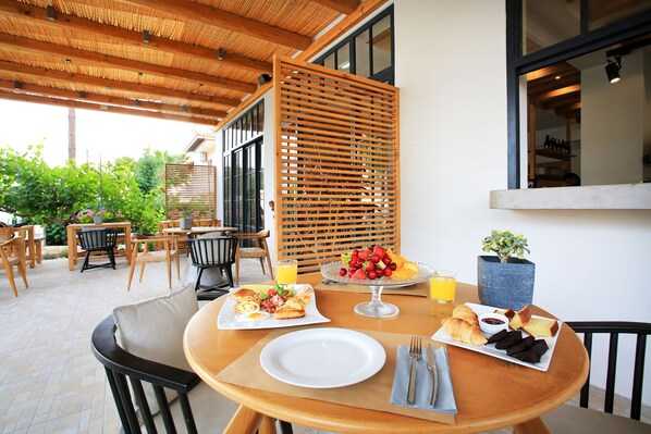 Daily continental breakfast (EUR 8 per person) - Basilico Hotel (Hersonissos)