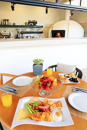Daily continental breakfast (EUR 8 per person)