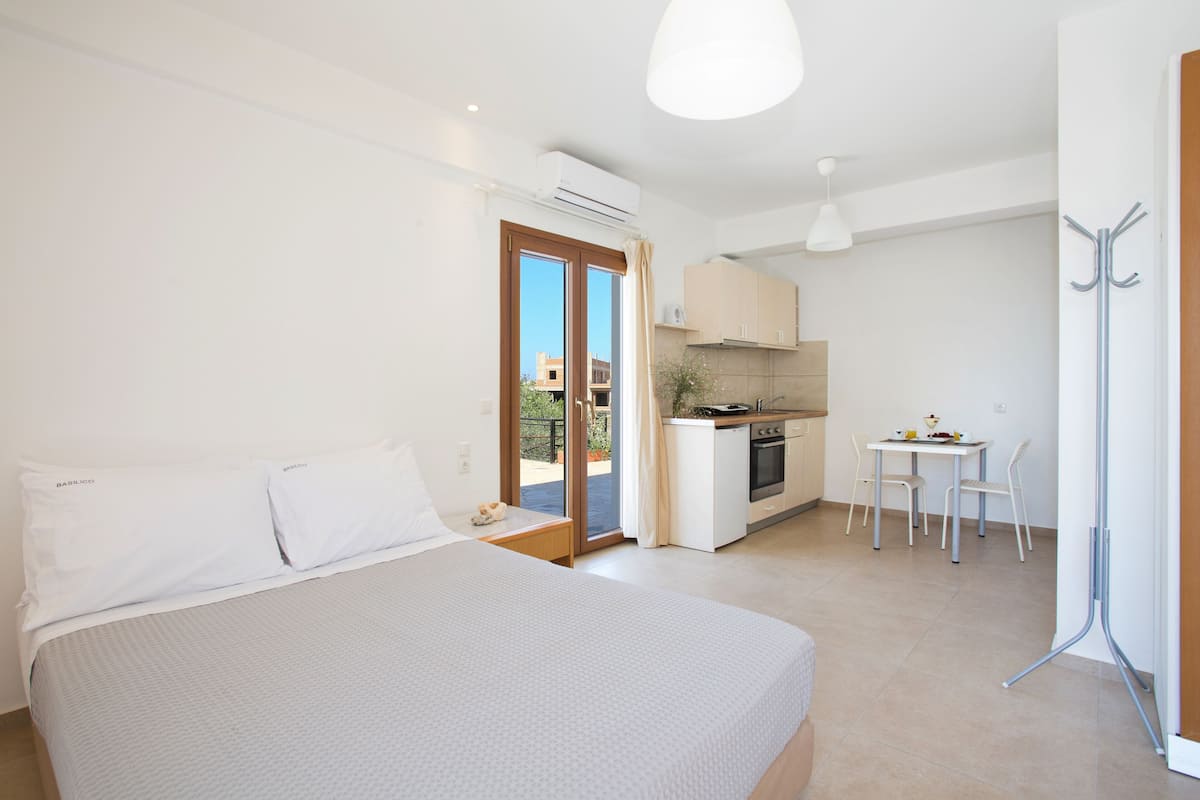 Habitación doble estándar, vista al mar | Minibar, caja de seguridad en la habitación y decoración personalizada