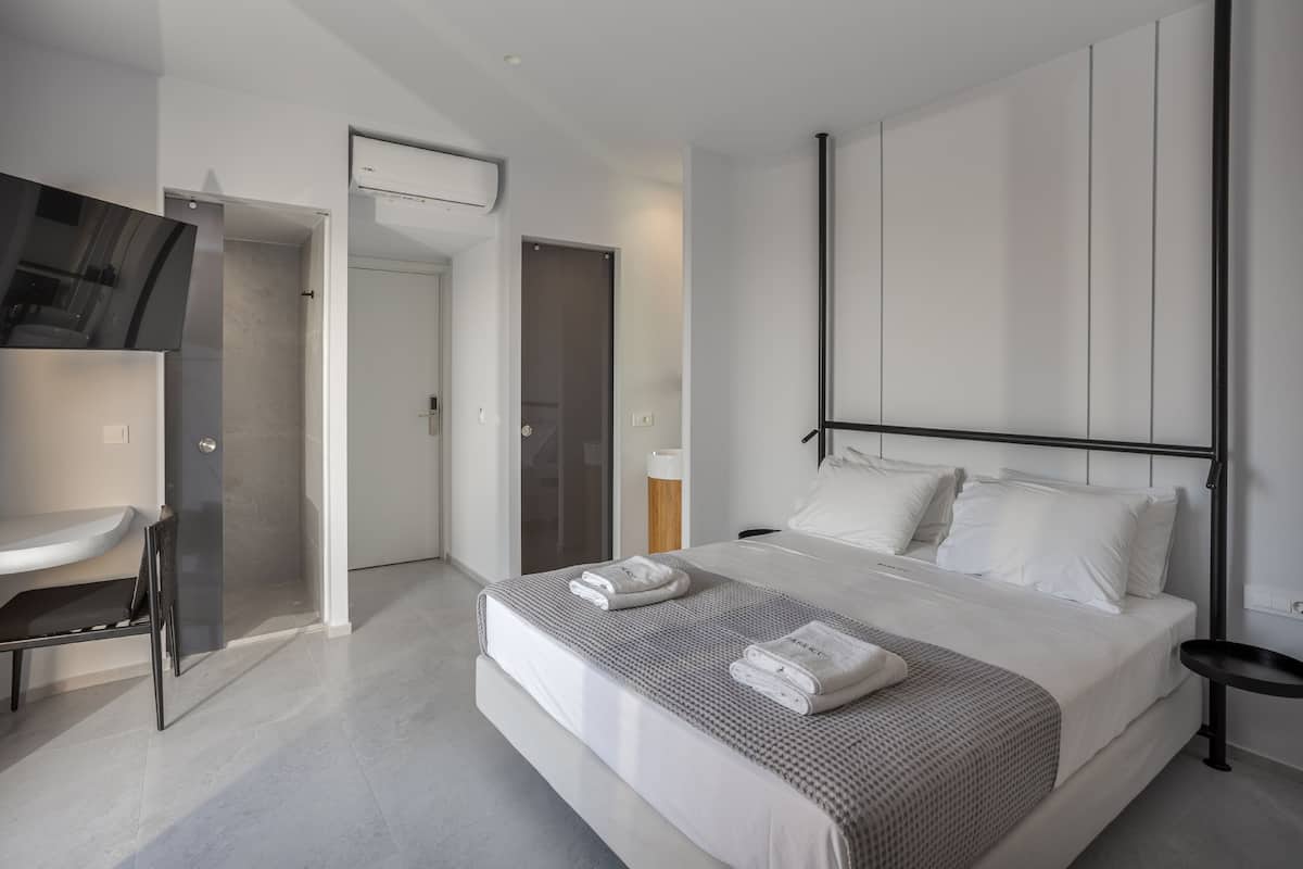 Minibar, in-room safe, laptop workspace, blackout curtains