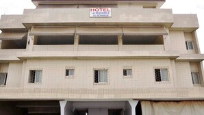 A multi-story building with a sign indicating it is a hotel named "Hotel La Residence Du Bonheur." - Hotel Residence du Bonheur (Abidjan)