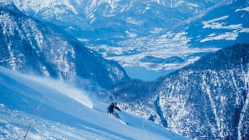 Un paysage de montagne enneigé avec un skieur.