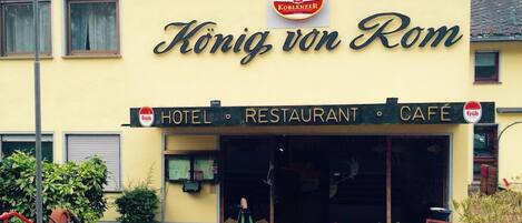 المنشأة من الخارج