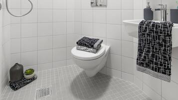 Een douche, handdoeken