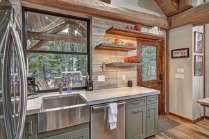 Cabana, 2 quartos | Cozinha privada | Geladeira, fogão, cafeteira/chaleira, chaleira elétrica