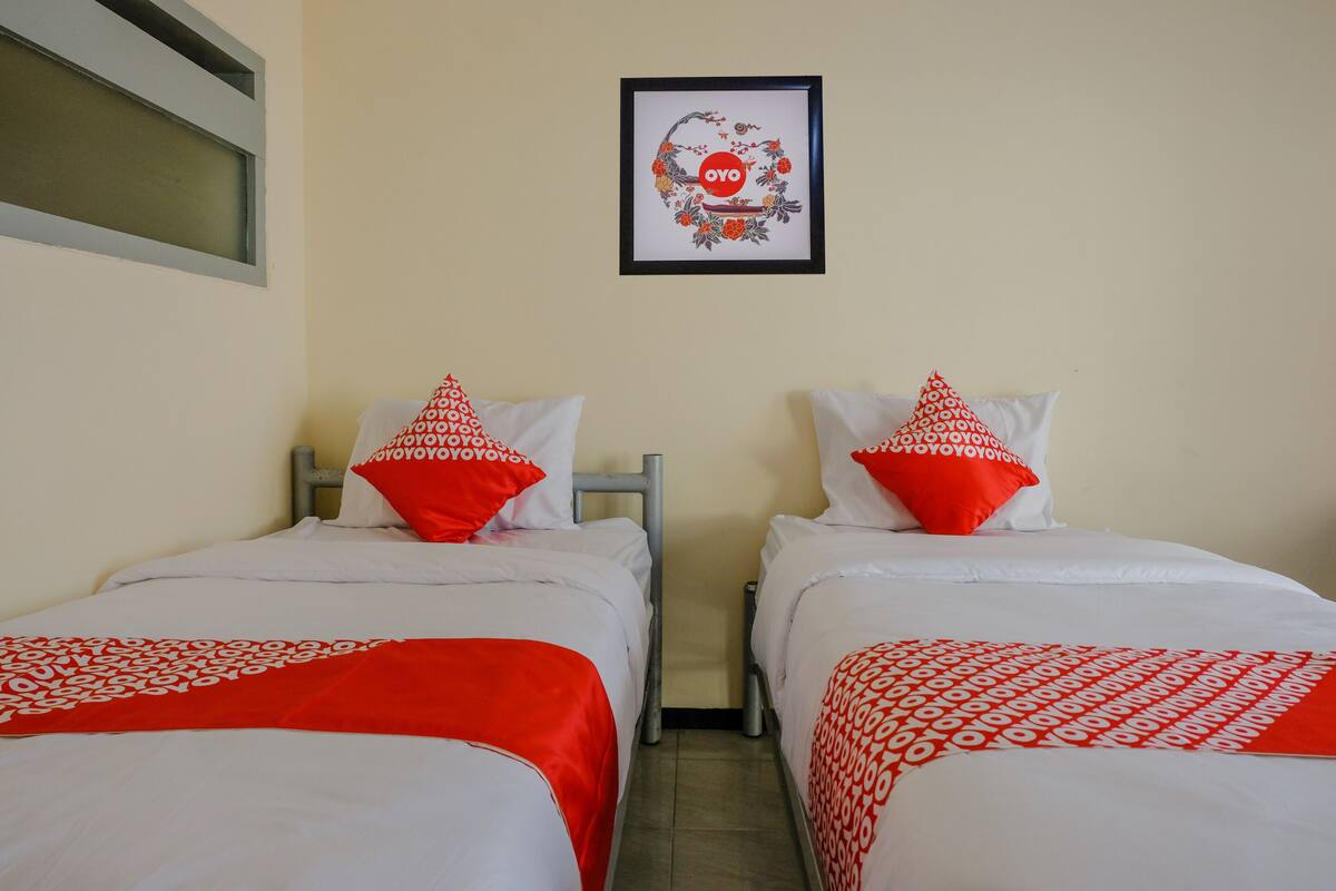 Escritorio, wifi gratis y ropa de cama 