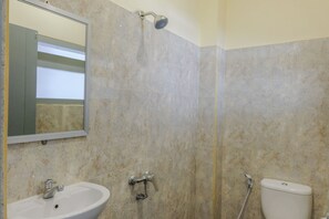 Quarto duplo standard | Banheiro | Chuveiro, toalhas de banho