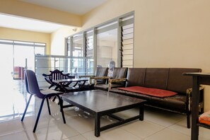 Lobby sitting area - OYO 1289 Cbr Residence (Malang)