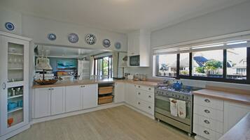 Rumah (4 Bedrooms) | Dapur pribadi | Lemari es, microwave, oven, dan kompor