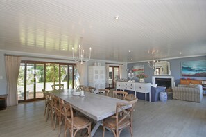 Talo (4 Bedrooms) | Ruokailu omassa huoneessa