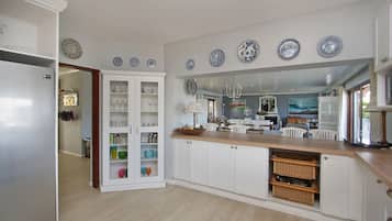 Rumah (4 Bedrooms) | Dapur pribadi | Lemari es, microwave, oven, dan kompor