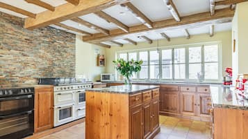 Cottage | Private kitchen | Dishwasher, cookware/dishes/utensils