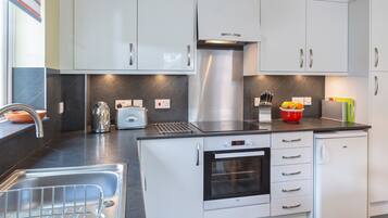 Cottage | Private kitchen | Dishwasher, cookware/dishes/utensils