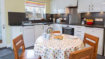 Cottage | Private kitchen | Dishwasher, cookware/dishes/utensils