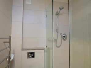Cottage | Bathroom | Shower - 2 Hamstone Court (Salcombe)