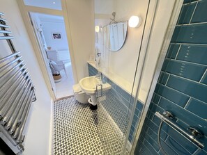 Bañera con ducha, secador de pelo, toallas