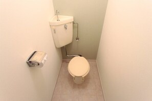Combined shower/tub, deep soaking tub, free toiletries, hair dryer