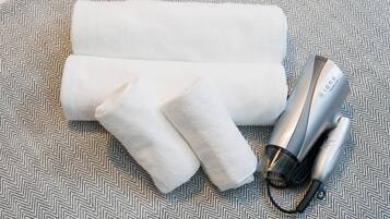 Combined shower/tub, deep soaking tub, free toiletries, hair dryer