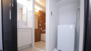Un baño moderno con ducha, inodoro y lavamanos.