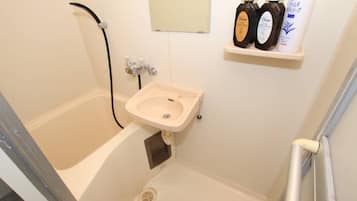 Apartamento, 1 quarto (I201) | Banheiro | Chuveiro/banheira combinados, banheira de imersão, secador de cabelo