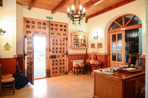 ฝ่ายต้อนรับ