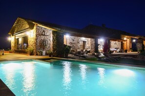 สระว่ายน้ำกลางแจ้ง, เก้าอี้อาบแดดริมสระ