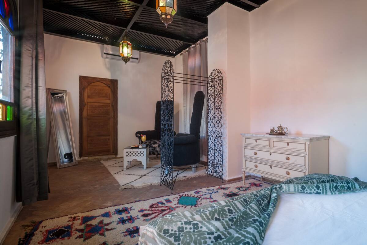 Senior Room | In-room safe, iron/ironing board (on request), free WiFi
