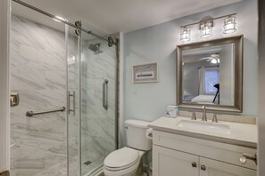 Tina con regadera, secadora de cabello, toallas 